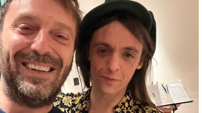 Lucio Corsi con la giacca di Freddie Mercury: la pausa dal European Tour negli studi di Cesare Cremonini a Bologna