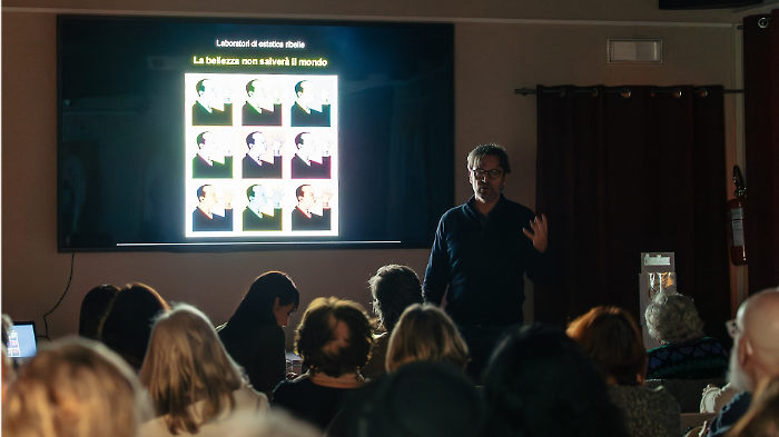 La bellezza non salver&agrave; il mondo: il corso dove Serra e Cont smontano l&rsquo;arte‑discount nella societ&agrave; dei selfie