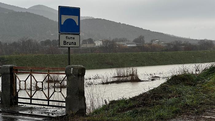 Fiumi in piena in Maremma e la pioggia continua