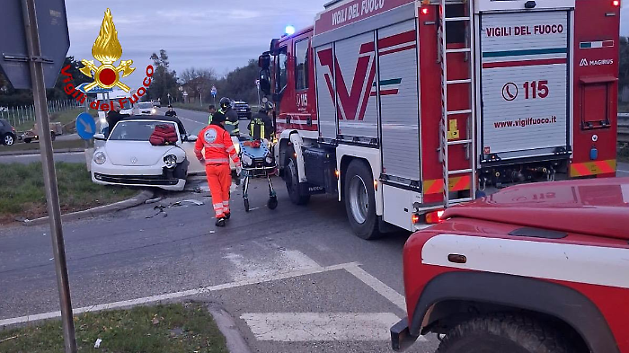 Schianto frontale vicino alla quattro corsie, l'intervento dei Vigili del fuoco