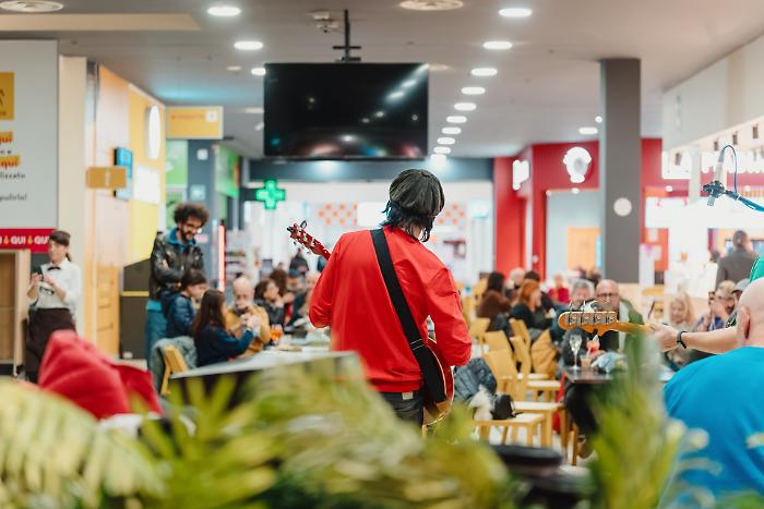 Eros Ramazzotti accende il venerd&igrave; al centro commerciale: il tributo all'artista con &ldquo;Dove c&rsquo;&egrave; musica&rdquo;