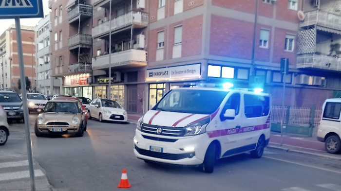 Voragine in strada in citt&agrave;, traffico deviato e strada chiusa per sopralluogo