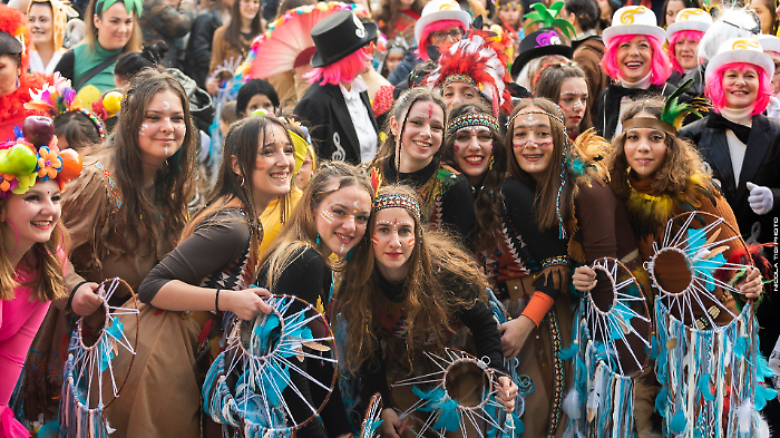Il borgo che balla: tutti in maschera per il Carnevale 2026 tra storia e dj set a Pitigliano