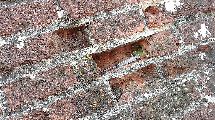 Siringhe abbandonate davanti alle scuole: l'allarme di un cittadino 