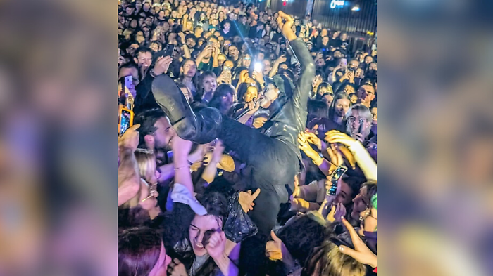 Lucio Corsi nel cuore d'Europa: a Bruxelles con il suo tour europeo