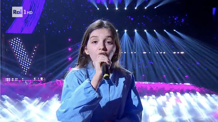 Tutti in piedi per Serena a The Voice Kids: standing ovation per la giovane di Grosseto