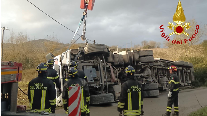 Mezzo pesante fuori controllo: 55enne trasportato in ospedale
