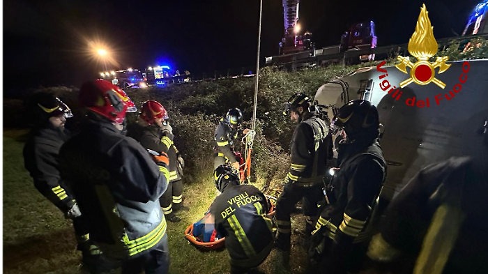Schianto al buio sull'Aurelia: i Vigili del fuoco calano la barella dall'alto