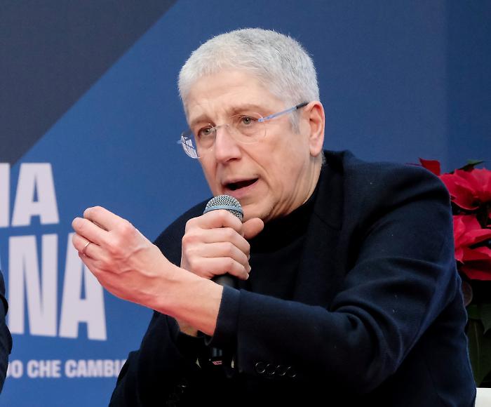 Fuori dal coro, centri sociali nel mirino: reportage choc tra illegalit&agrave; e violenza: la puntata di stasera 15 febbraio