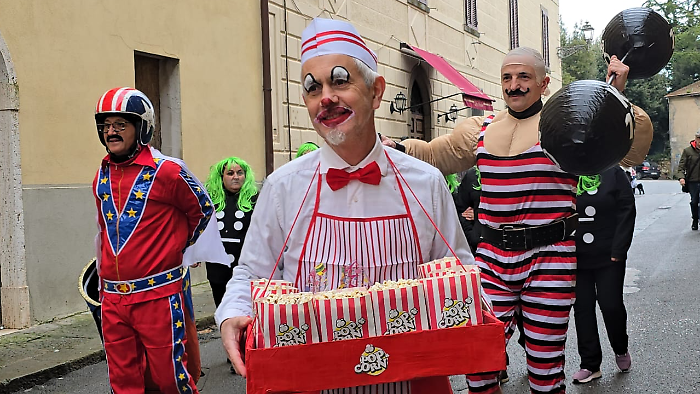 Coriandoli e coppe: il gran finale del Carnevale &egrave; nel cuore del borgo