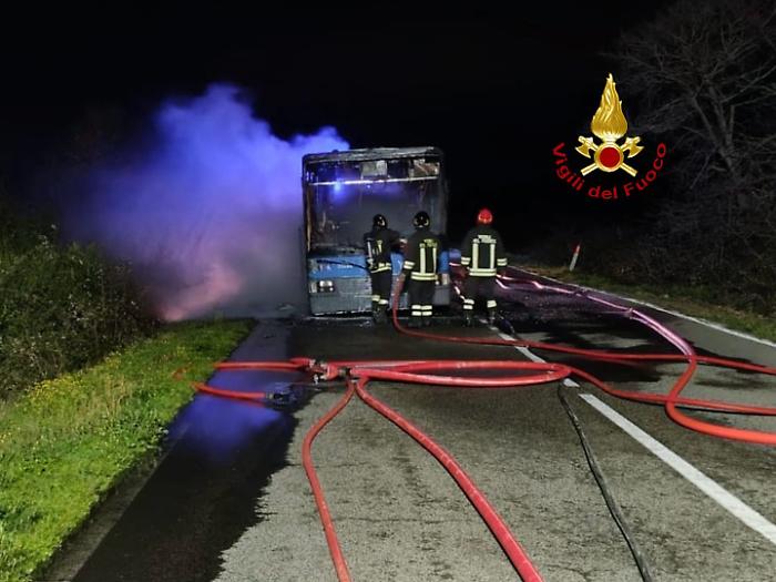 Autobus in fiamme all&rsquo;alba sulla strada del mare: passeggero e autista fuggono dal rogo