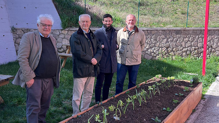 Dalla lavagna alla terra: in paese nasce l&rsquo;orto didattico biologico dove i bambini coltivano il futuro