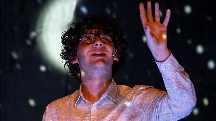 La star della divulgazione TikTok sbarca a teatro: Edoardo Prati canta l'amore alla Fonderia Leopolda