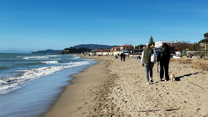 La Maremma si riprende il mare: spiagge piene e Carnevale nel sole