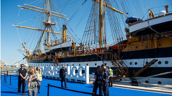 Amerigo Vespucci, 95 anni di storia: brindisi sull'Argentario per la nave pi&ugrave; bella del mondo