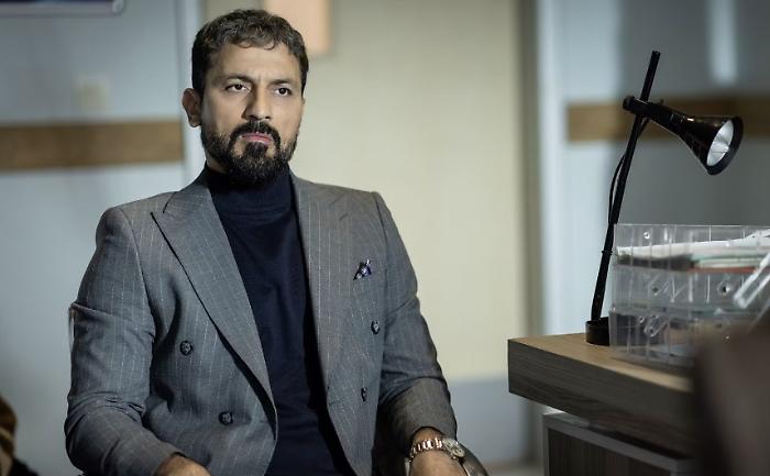 Io sono Farah 2, colpo di scena stasera 24 febbraio: la polizia rovina tutto, Mahmud torna a casa