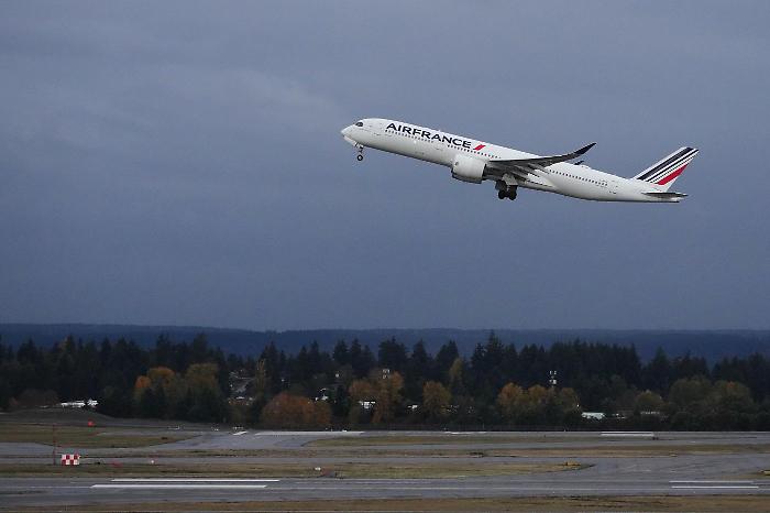 Un viaggio di speranza finisce in tragedia: neonato bisogno di cure muore in volo