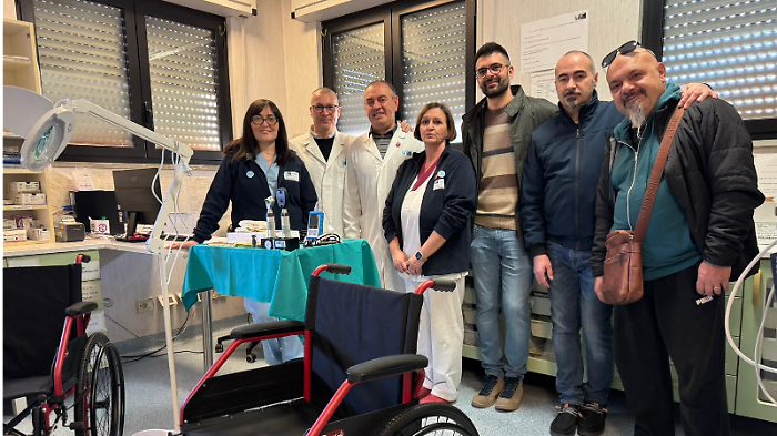 Elettrocardiografo e carrozzine per il'ospedale: il dono della Pro loco