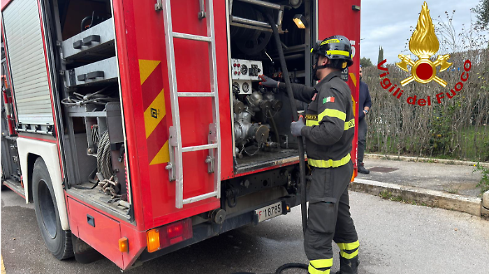 Incendio di una canna fumaria in citt&agrave;: l'intervento dei Vigili del fuoco