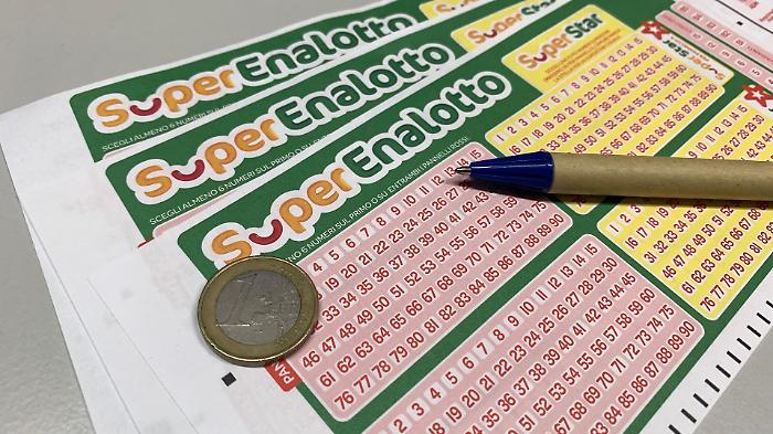 Lotto, Superenalotto e 10 e Lotto di oggi gioved&igrave; 26 febbraio: estrazioni e numeri vincenti. Jackpot da 126,2 milioni