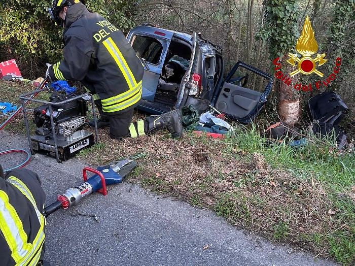 Schianto all'alba: uomo intrappolato tra le lamiere