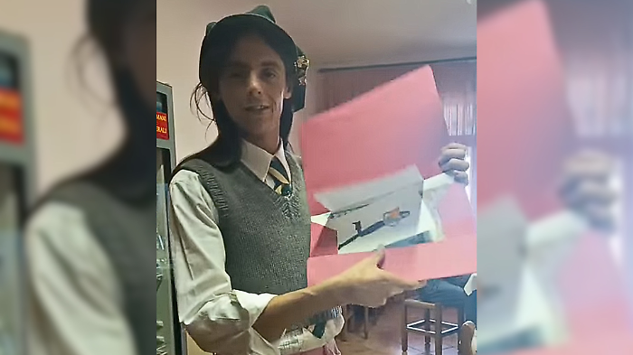 I ragazzi delle medie omaggiano Lucio Corsi, lui risponde nel video: &laquo;Siete super artistici&raquo;