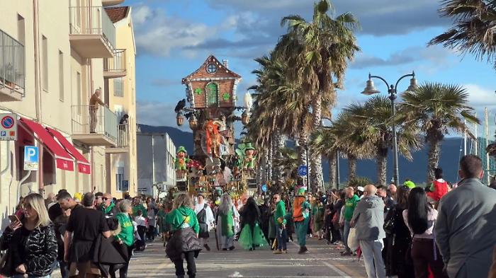 Senzuno pigliatutto: festa al Carnevale di Follonica sotto gli occhi del governatore Giani