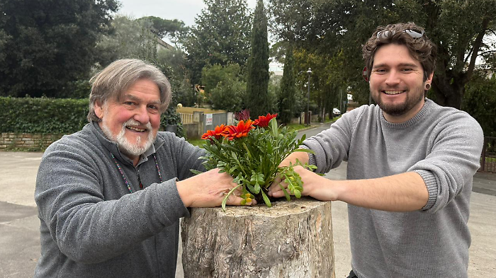 Progetto nuove radici, a Portiglioni i tronchi secchi diventano fioriere