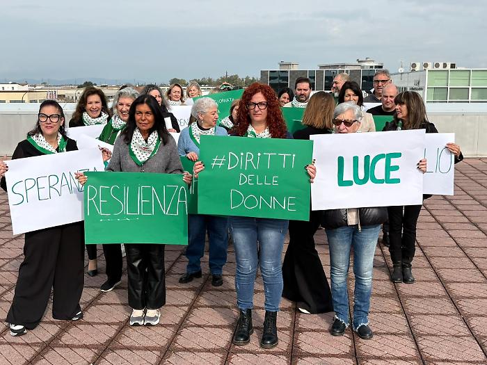 Sul tetto della Cisl per i diritti delle donne: un gesto forte per celebrare l'8 marzo a Grosseto