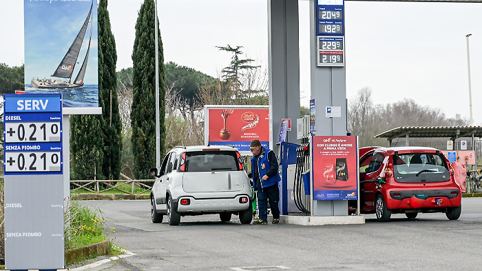 Caro carburanti, scattano i controlli della Guardia di finanza: distributori sotto la lente anche in Maremma