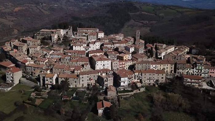 Il paese rivoluziona i rifiuti: arrivano nuovi cassonetti e il vetro separato, un incontro per illustrarlo