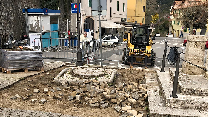 La piazza cambia volto: arrivano i nuovi alberi nel cuore del centro