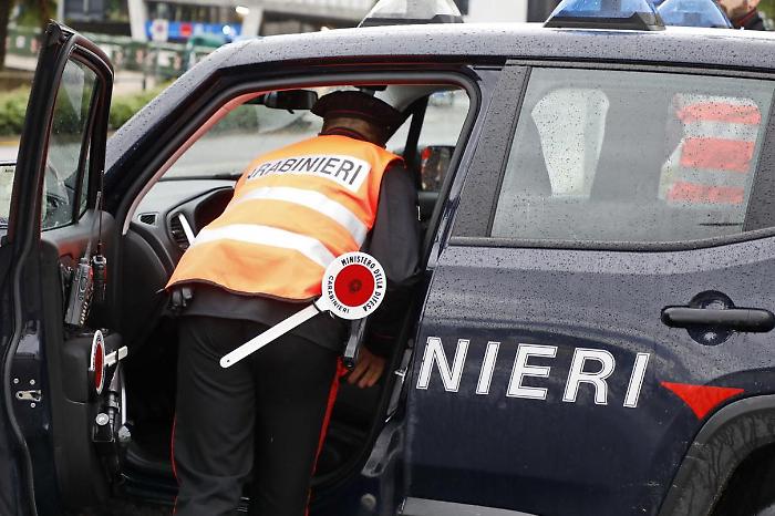 Auto devastate nella notte a Follonica: un fermato. Il centrodestra insorge: "Non si pu&ograve; essere liberi di delinquere"