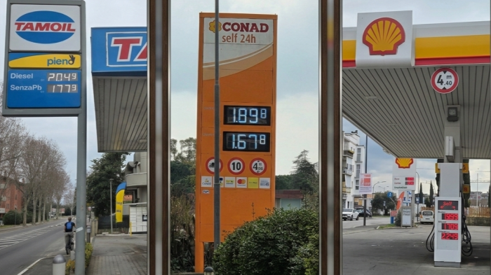 La folle corsa dei carburanti a Grosseto: il diesel sfonda il muro dei 2 euro