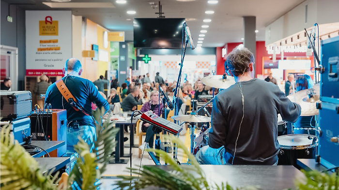 Gli U2 arrivano al centro commerciale: l'Aurelia Antica si accende di rock con la serata tributo