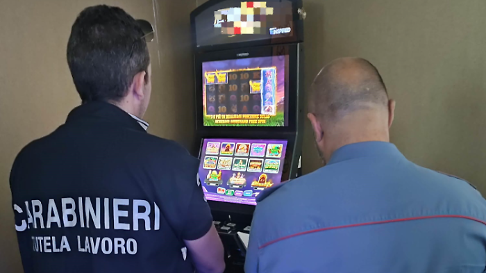 Sale slot nel mirino dei Carabinieri: attivit&agrave; sospesa e due imprenditori denunciati e multati