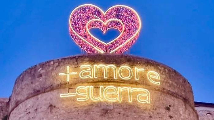 &ldquo;Pi&ugrave; amore, meno guerra&rdquo;: il messaggio luminoso sulle mura del paese