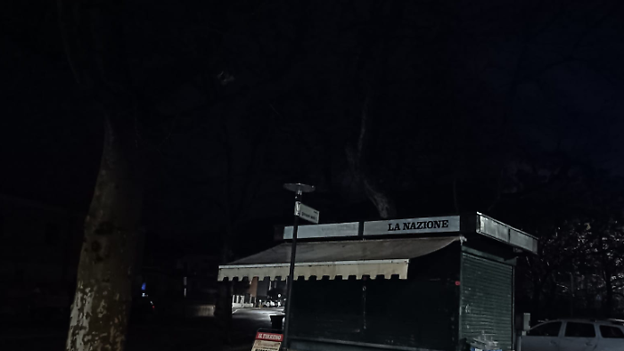 Lampioni spenti in piazza, la segnalazione di un lavoratore: &laquo;Si cammina a tentoni&raquo;