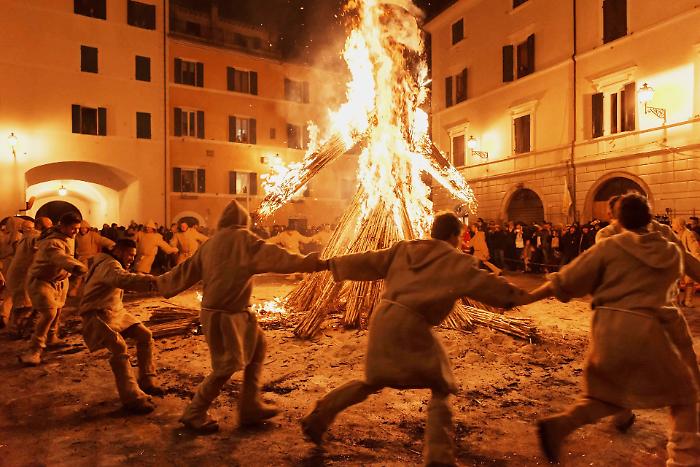 Fuoco, tradizione e magia:  la Torciata di San Giuseppe illumina Pitigliano