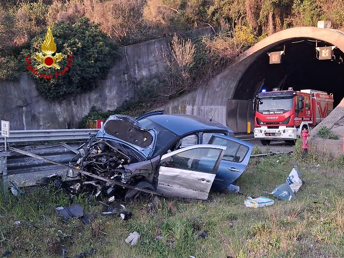 Schianti sull&rsquo;Aurelia a Follonica, auto fuori strada con padre e figlia di due anni