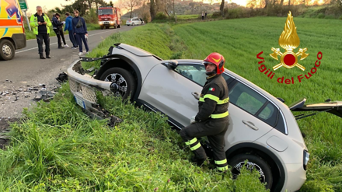 Violento schianto sulla Follonata: giovane portata in ospedale con l&rsquo;elisoccorso
