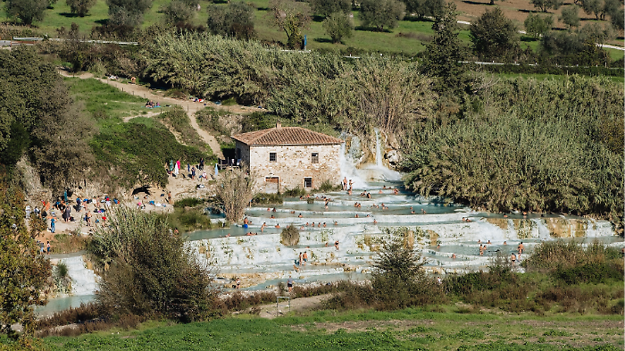 Cascate del Mulino, riapre l&rsquo;area di sosta: Saturnia si prepara per la stagione turistica