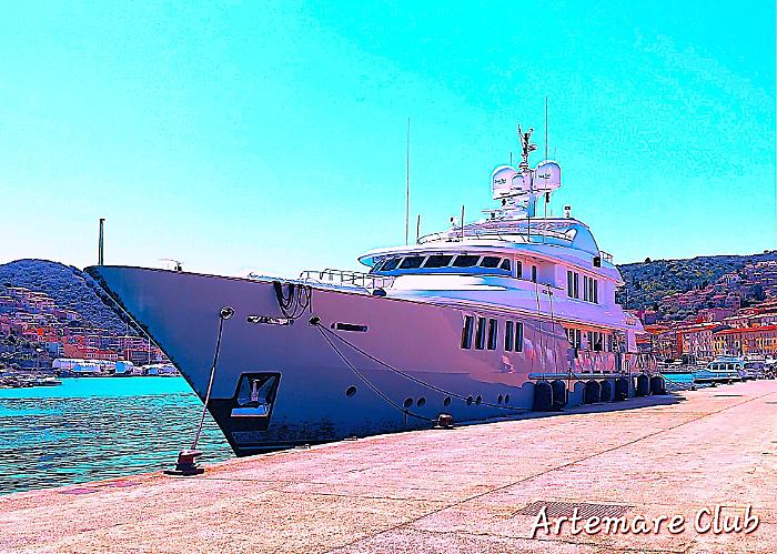 Il Rose Pigre apre la danza dei giganti sul mare: ecco il primo superyacht della stagione all'Argentario