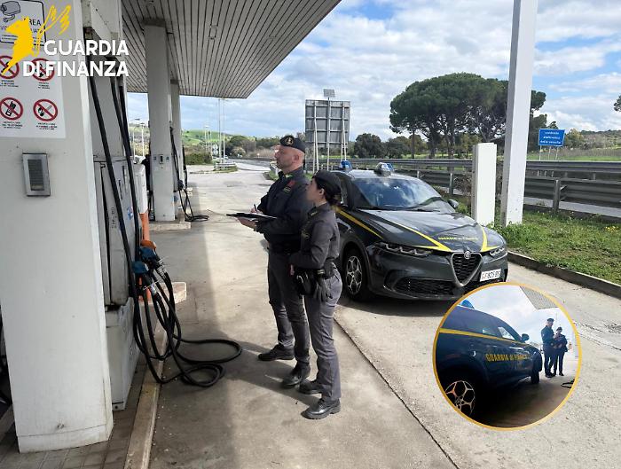 Blitz della Finanza nei distributori di benzina a Grosseto: sequestrate nove pistole erogatrici