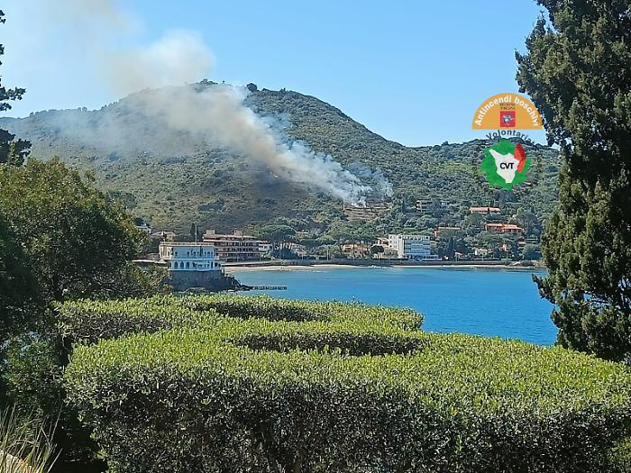 L'Argentario brucia: elicotteri e squadre  in lotta contro le fiamme e il vento