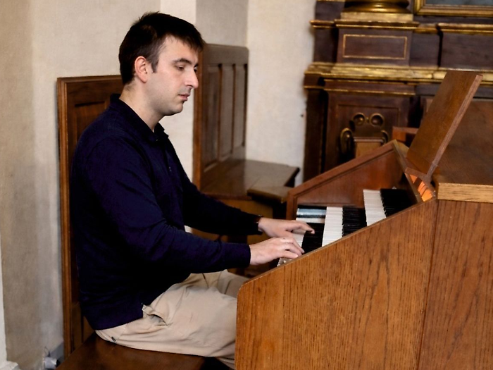 Va 15 volte al pronto soccorso e regala una canzone a chi lo cura: la storia dello studente che commuove la Maremma