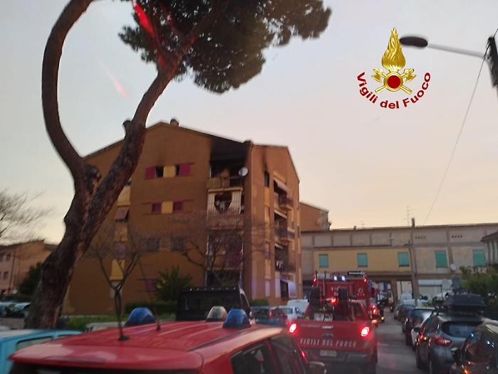 Casa in fiamme nella notte a Grosseto: donna ferita, palazzo evacuato
