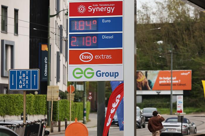 Farwest stasera 14 aprile: ombre sul Covid, emergenza benzina e lo spettro del nucleare