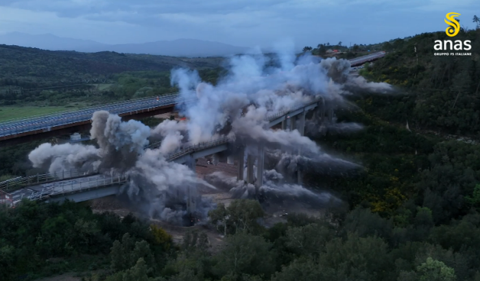 Il vecchio viadotto La Coscia salta in aria: un altro passo verso la nuova Grosseto-Siena
