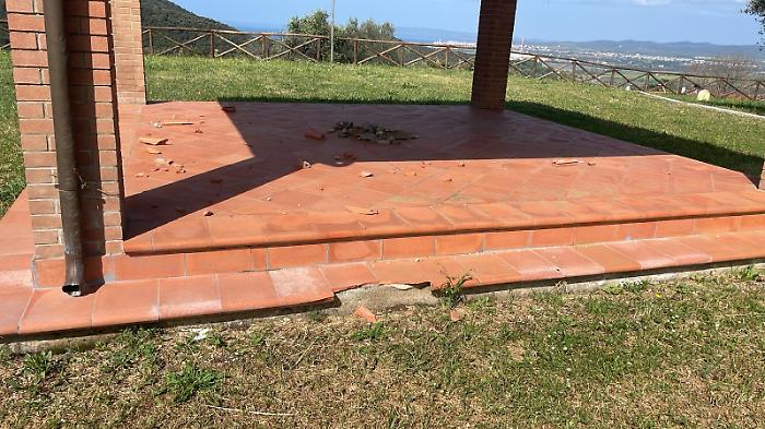 Danneggiamenti e giochi violati alla pagoda di Scarlino: pugno duro del Comune